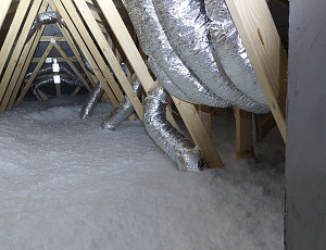 Zateplení stropu novostavby typu bungalov pomocí foukané izolace